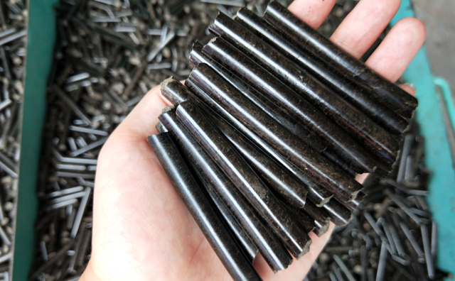 燃料顆粒機(jī)加工的牛糞顆粒.jpg 燃料顆粒機(jī)加工的牛糞顆粒.jpg