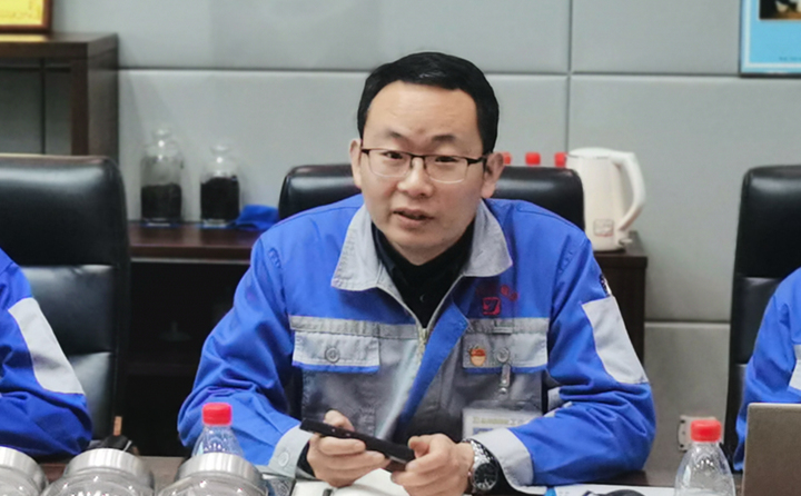 技術(shù)部部長張波與營銷人員分享2020年顆粒機設(shè)備和粉碎機設(shè)備改進點以及對2021年大型粉碎設(shè)備、牛糞顆粒爐設(shè)備的技術(shù)參數(shù)、選型、及工藝流程進行講解培訓.jpg