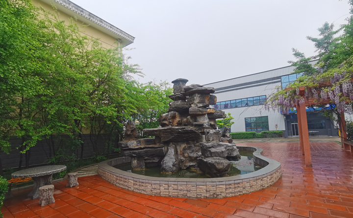 處理農(nóng)林廢棄物，變樹枝為燃料顆粒，節(jié)能環(huán)保，一起保衛(wèi)我們的藍(lán)天白云.jpg